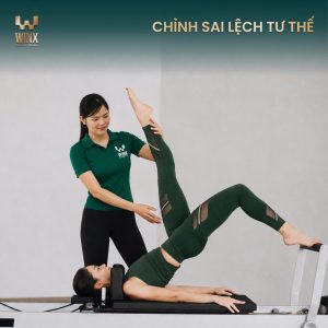 Pilates tại WinX phù hợp với người muốn cải thiện tư thế, người thường xuyên căng mỏi do ngồi lâu, người muốn tăng sức mạnh cơ lõi, người muốn cơ thể linh hoạt hơn và người tìm kiếm một hình thức tập luyện nhẹ nhàng nhưng có chiều sâu.Bộ môn này cũng phù hợp với những ai từng tập gym nhưng cảm thấy form chưa tốt, hoặc muốn bổ sung một phương pháp giúp kiểm soát cơ thể tốt hơn. Nếu bạn muốn một cách tập không quá ồn ào, không chạy theo cường độ cực đoan, nhưng vẫn tạo ra sự thay đổi rõ ràng trong cảm nhận cơ thể, Pilates là lựa chọn rất đáng thử. Trải nghiệm lớp Pilates Tân Phú tại WinX Premium Fitness Tại WinX, Pilates được xây dựng theo tinh thần tinh tế, chính xác và bền vững. Mỗi buổi tập là cơ hội để bạn hiểu cơ thể hơn, kiểm soát chuyển động tốt hơn và xây dựng nền tảng sức khỏe từ bên trong. Nếu bạn đang tìm một lớp Pilates Tân Phú có không gian đẹp, dịch vụ chỉn chu và trải nghiệm tập luyện chuẩn premium, hãy đến WinX Premium Fitness để cảm nhận trực tiếp.